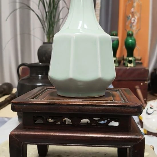 用***0玻璃颈饰一个木头花几送瓶子