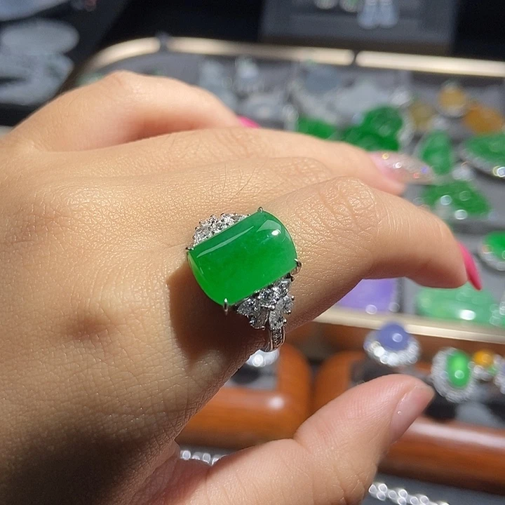 颈饰18K金镶嵌翡翠