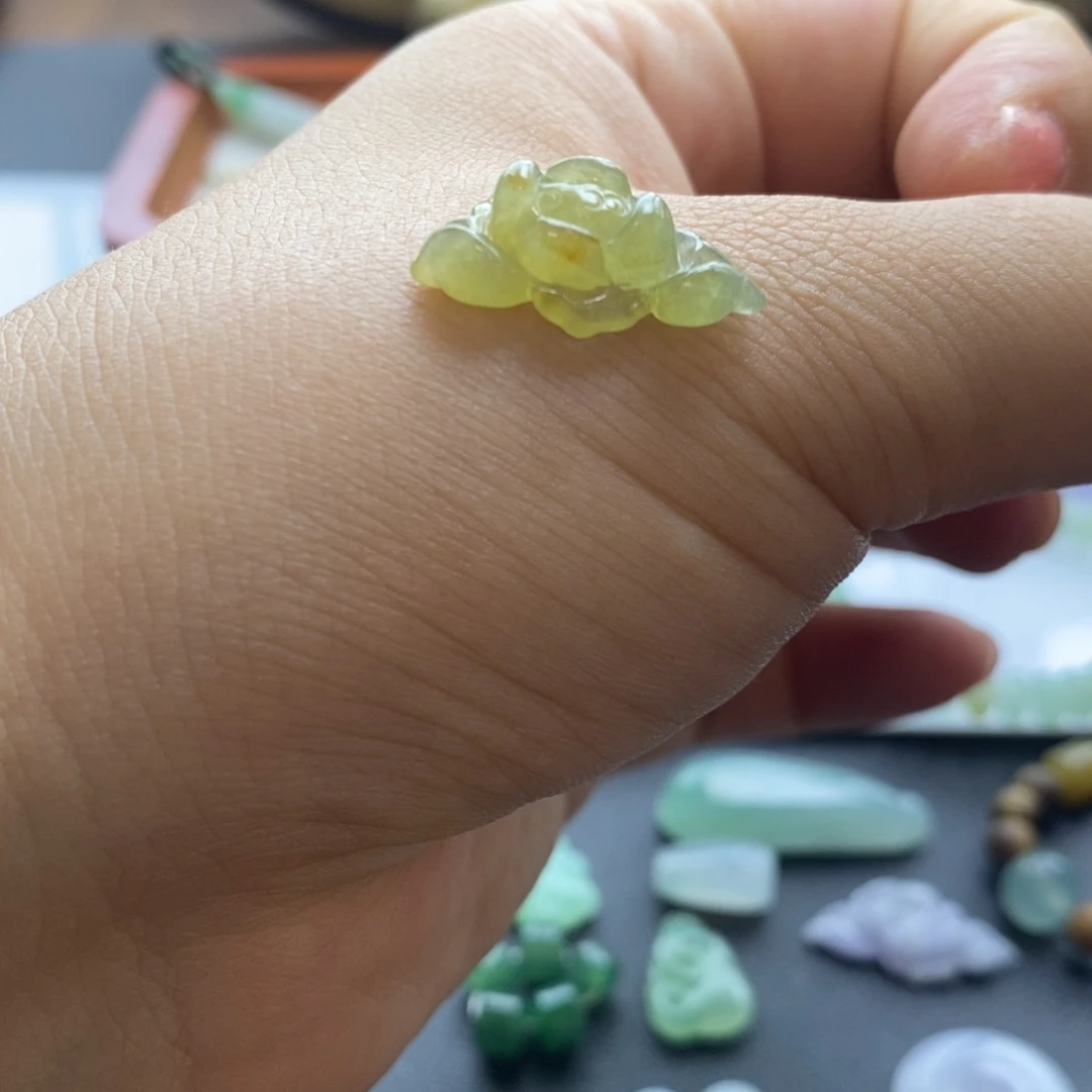 翡翠未镶嵌颈饰冰黄翡莲花