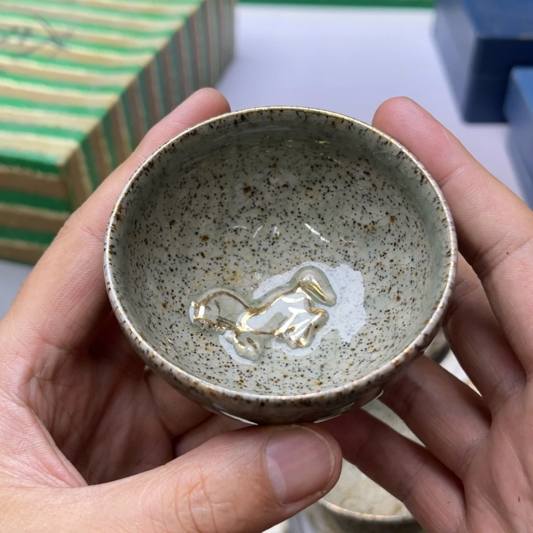 瓷片密密麻麻地铺满一