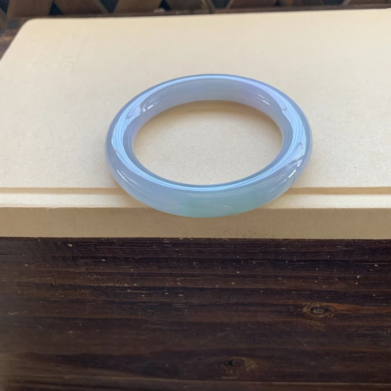 ，冰透淡绿圆条手镯特价17800圈口55.8-10.6-10.8，天然翡翠缅A小纹