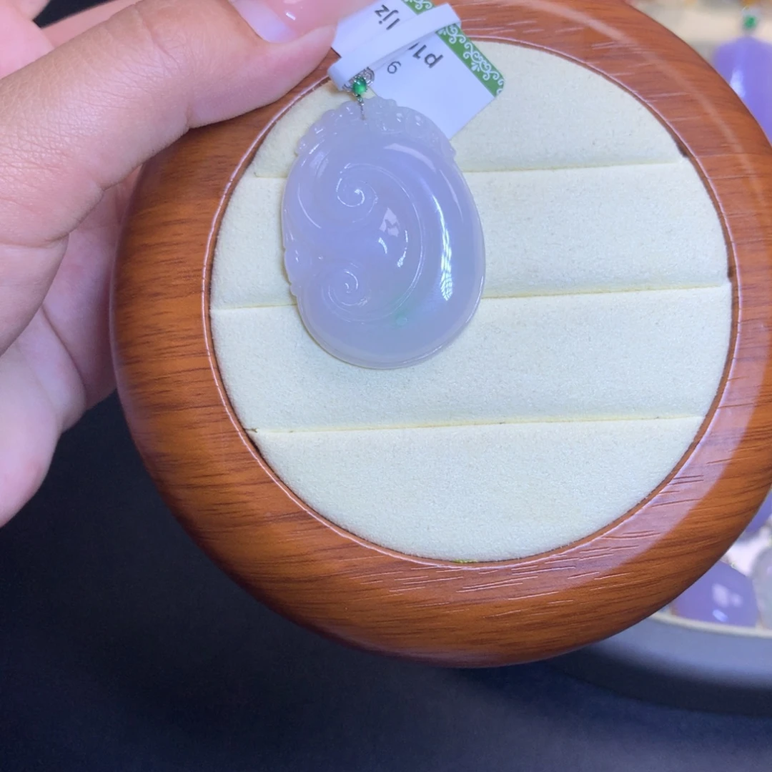 颈饰18K金镶嵌翡翠