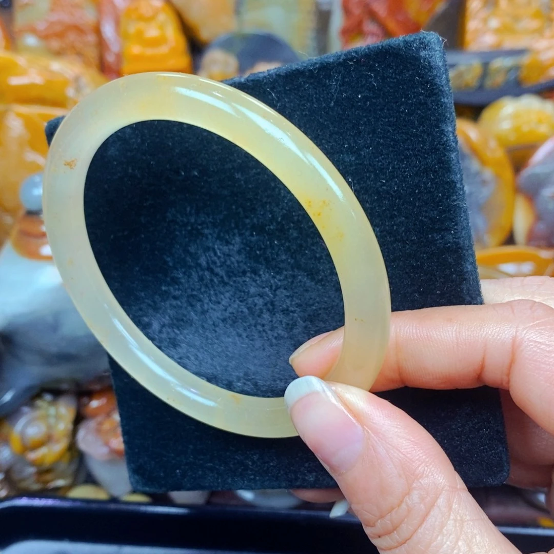 未镶嵌石英质玉（黄龙玉）颈饰