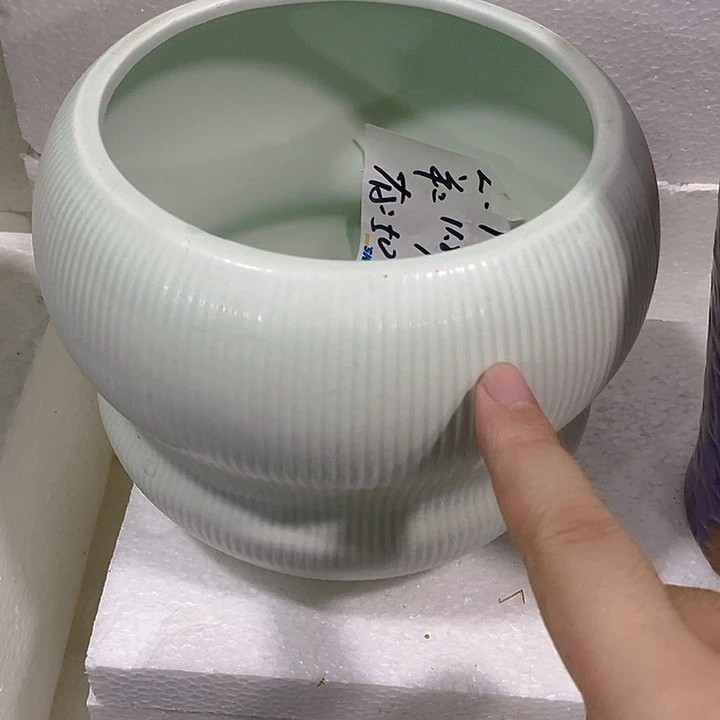 摆件多肉瑕疵盆有孔。