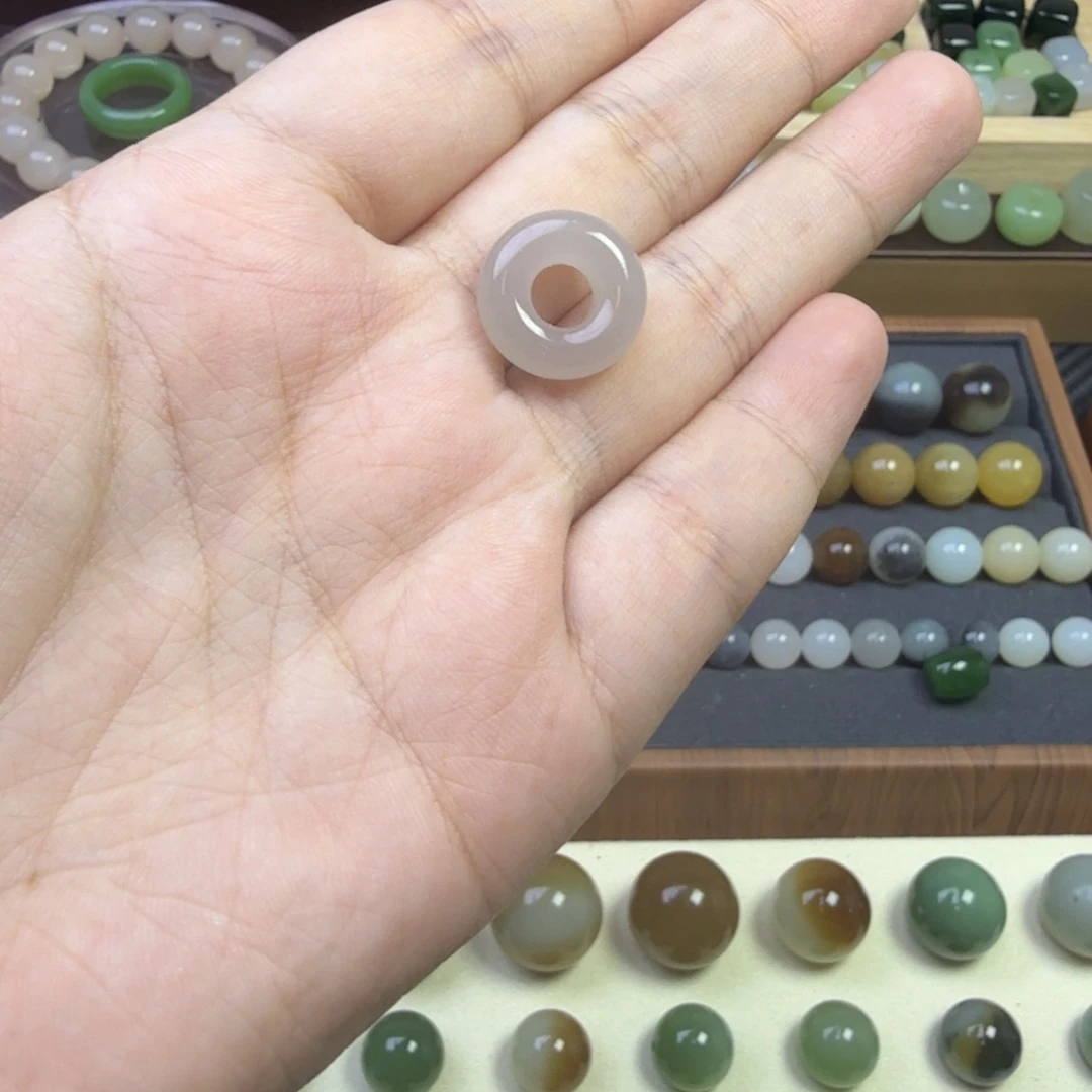 和田玉未镶嵌珠宝半成品藕粉跑环，内径6mm