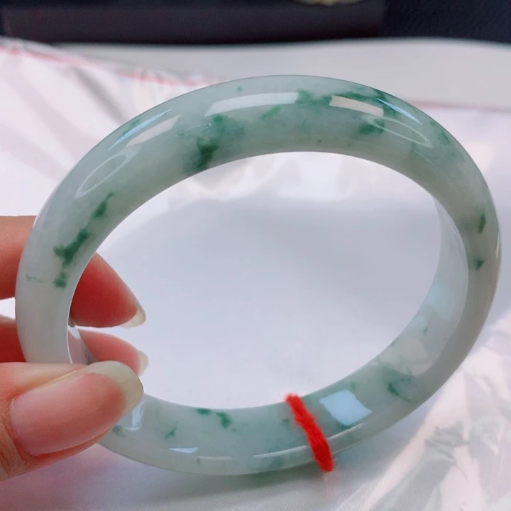 偶***柔翡翠手镯未镶嵌63圈