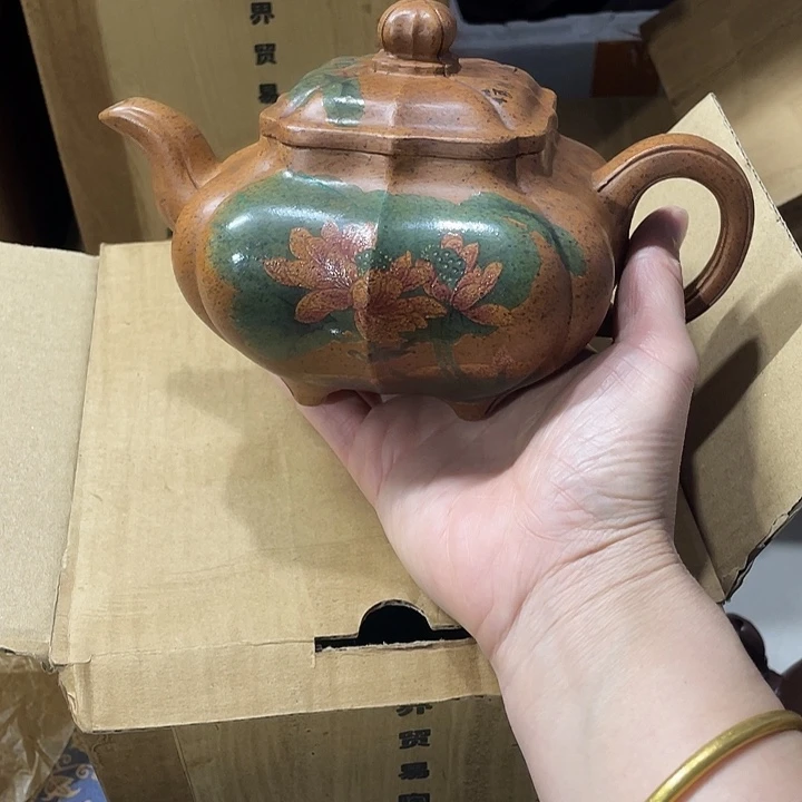 茶壶紫砂矿泥料，手工制作的一把紫砂壶。