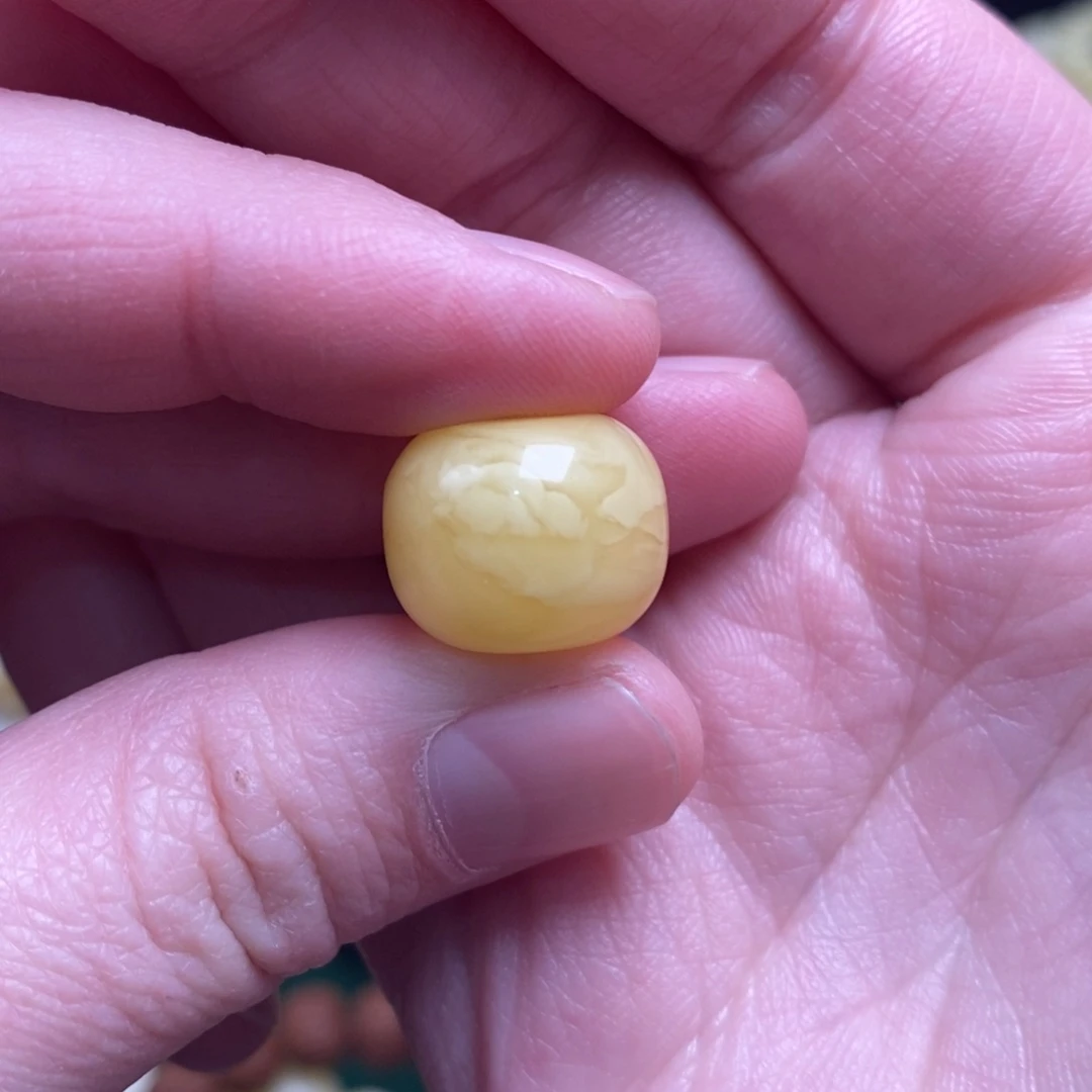 L***N蜜蜡未镶嵌珠宝奇石