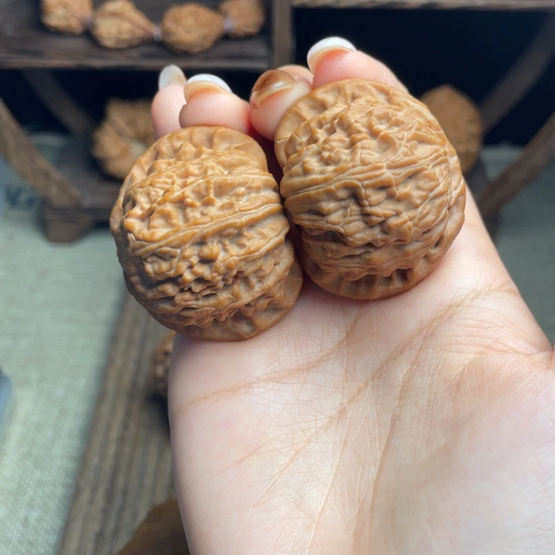 文玩核桃吊坠头货白狮子42 全品白茬精配毕业红皮