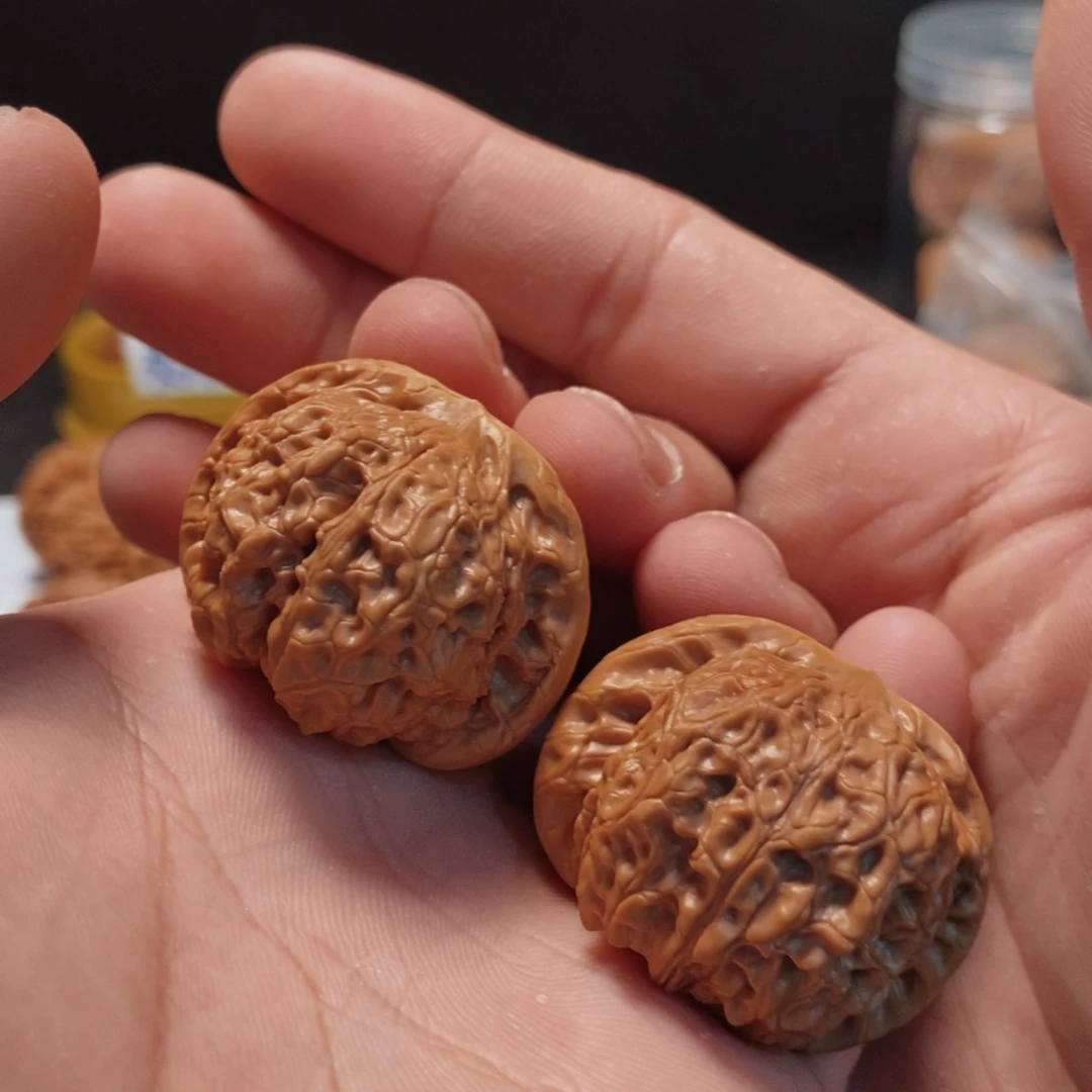 文玩核桃吊坠血麒麟