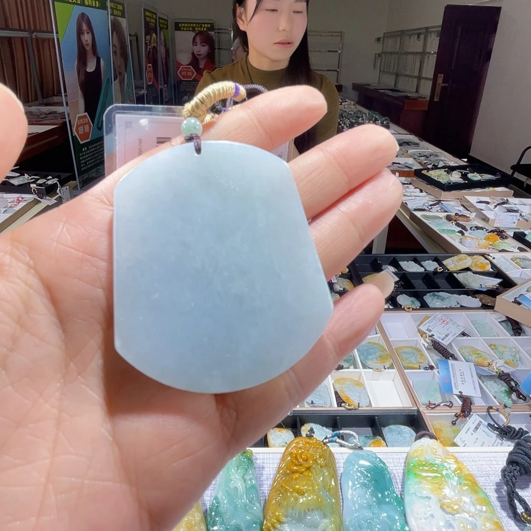 翡翠未镶嵌颈饰一个