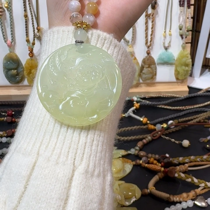 蛇纹石玉未镶嵌颈饰