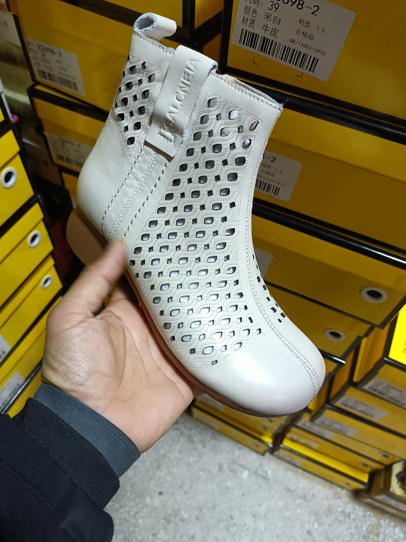 23698头层牛皮复古手工洞洞靴