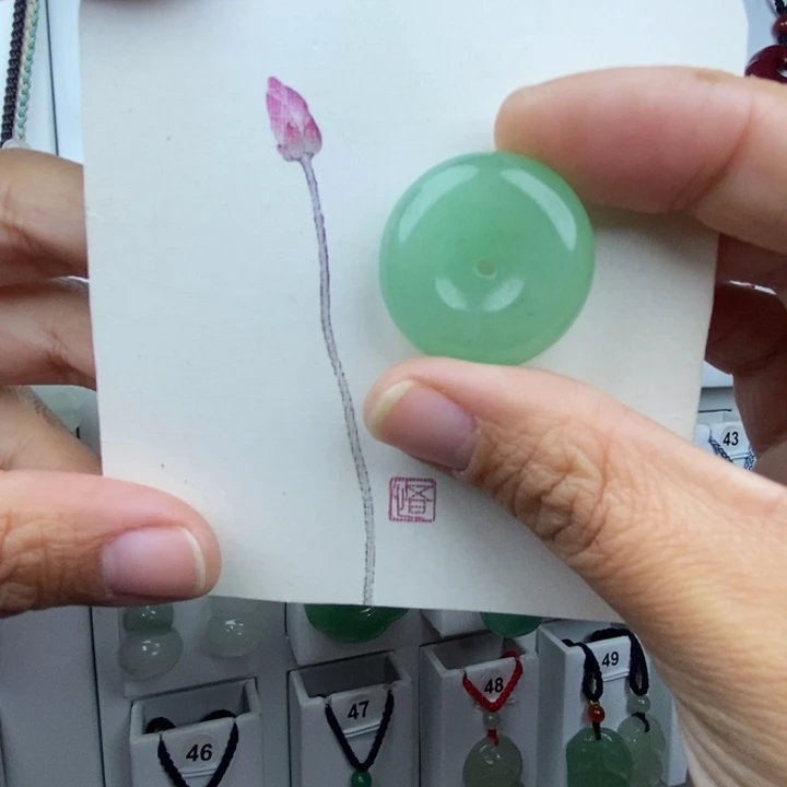 用***霞石英质玉未镶嵌颈饰