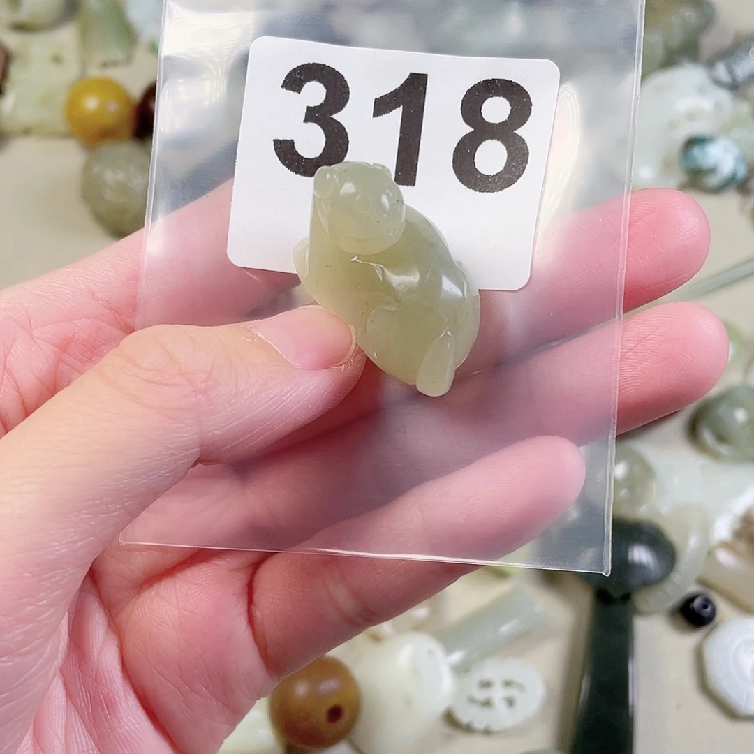 颈饰未镶嵌和田玉（糖玉）