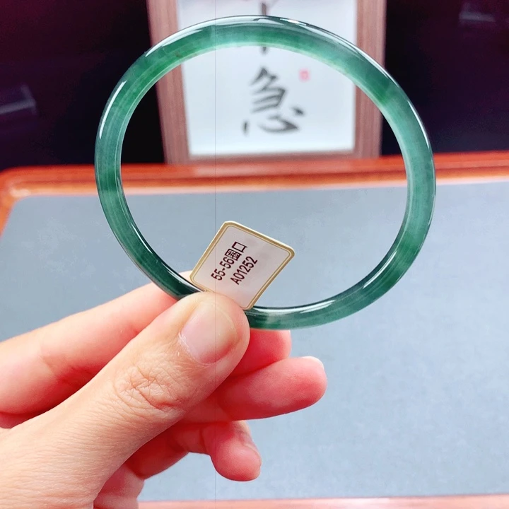 未镶嵌手镯翡翠圆镯