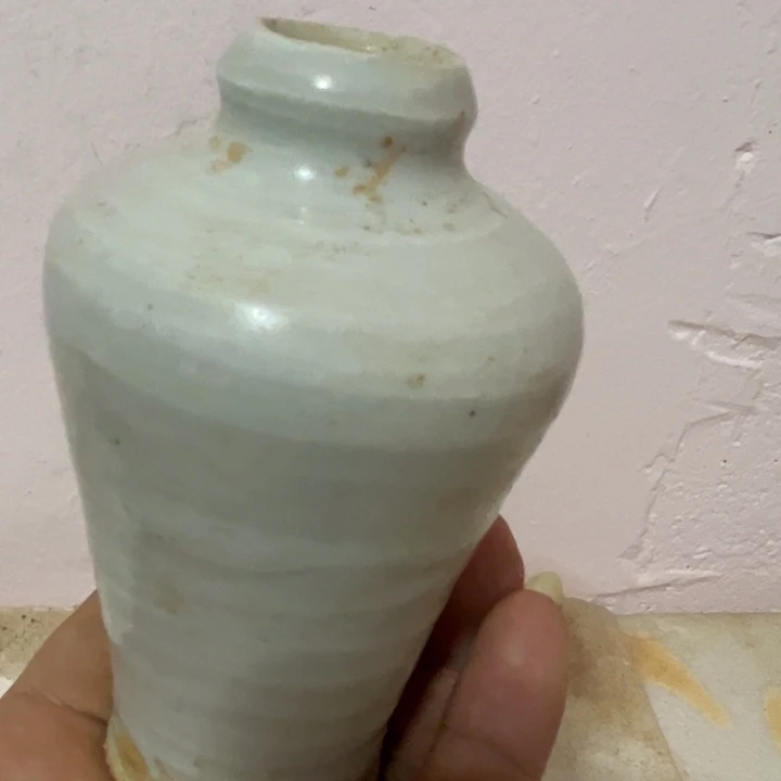精致的陶瓷小花瓶