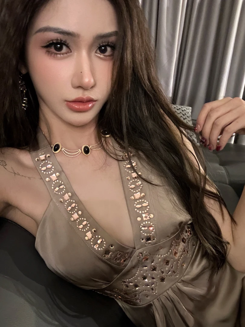 重工镶钻挂脖连衣裙女收腰绑带v领礼服裙子甜辣妹露背a字短裙