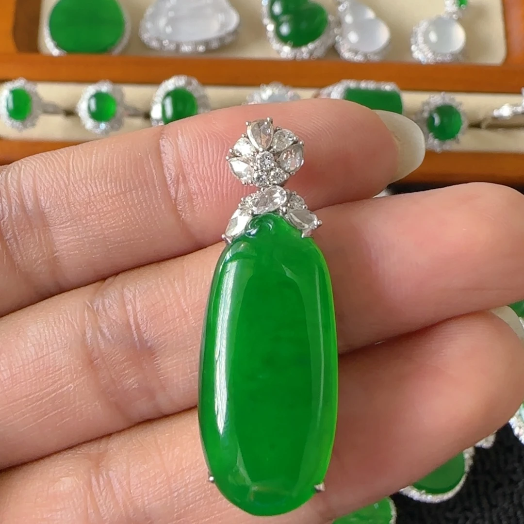 翡翠18K金镶嵌颈饰吊坠