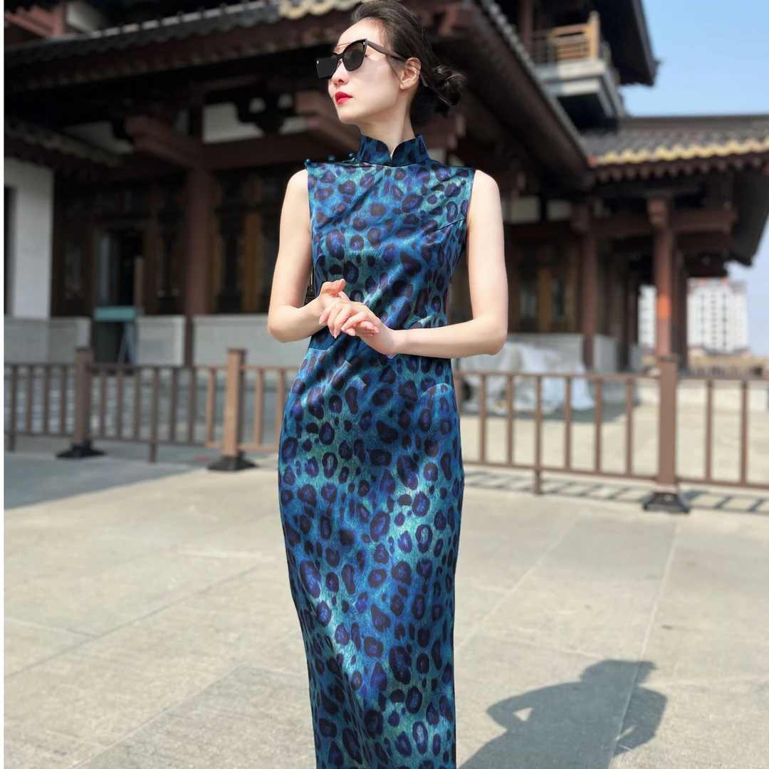 汀月白【霓裳猎影】桑蚕丝50姆米皮子香云纱蓝色豹纹港工无袖旗袍