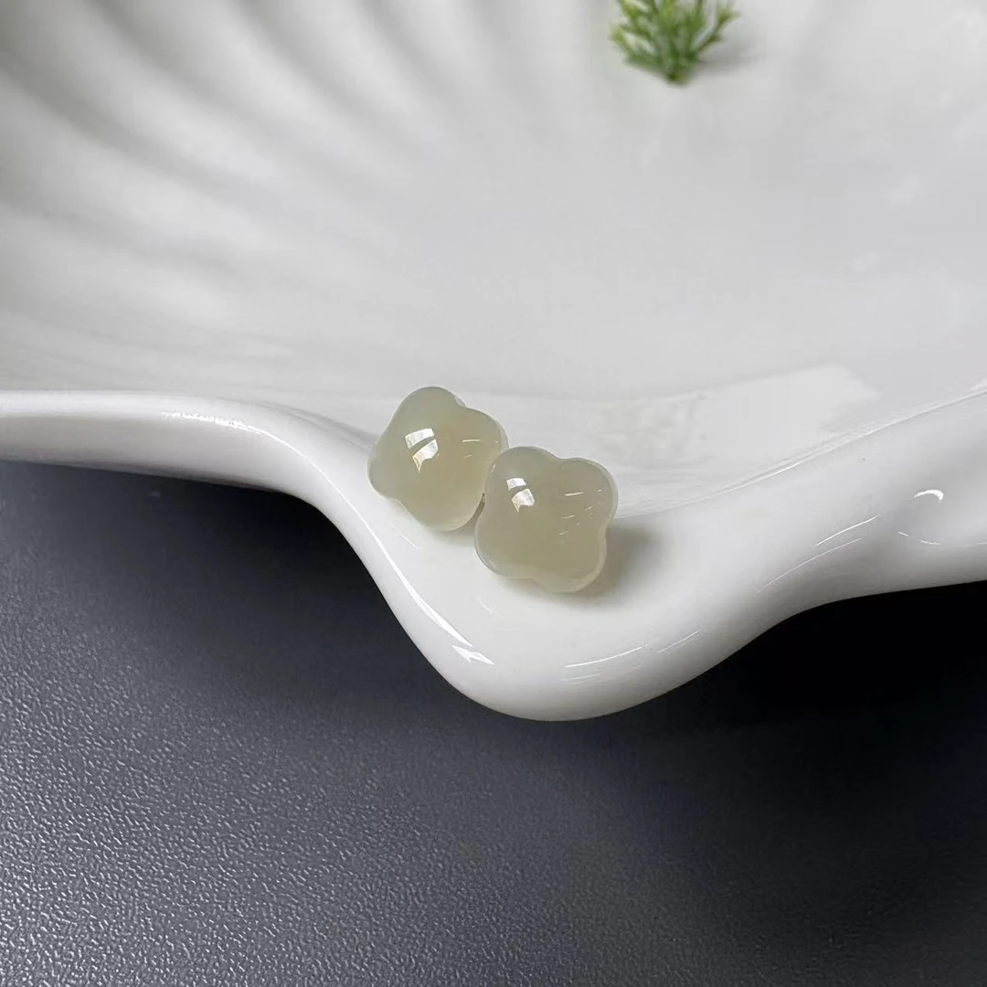 和田玉四叶草晴水耳钉约8mm（S925银镀金镶嵌）