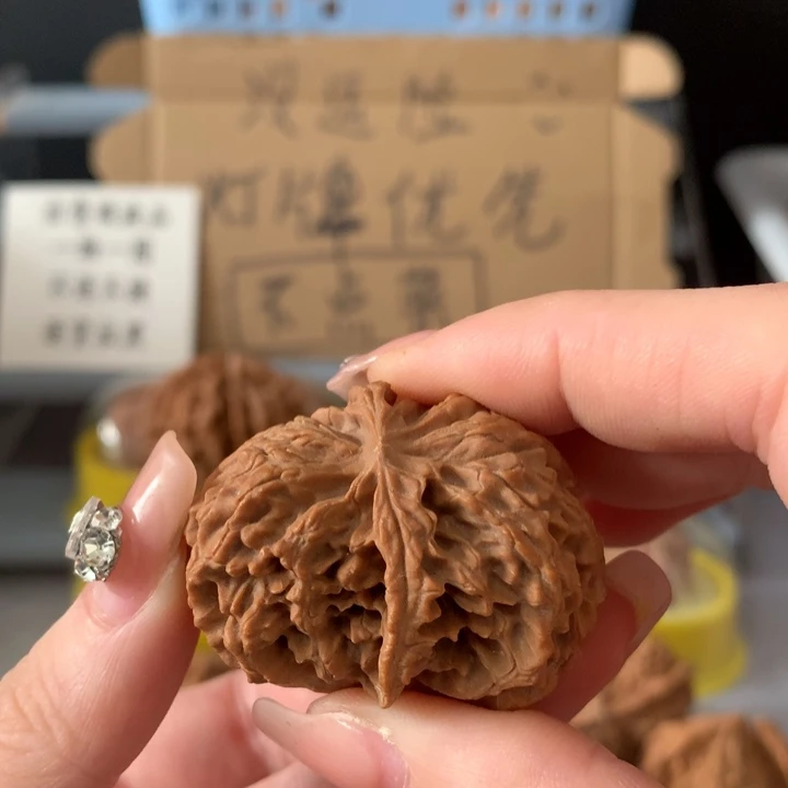 举***独吊坠文玩核桃异形单只，有瑕疵