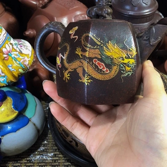 茶壶紫砂原矿泥料手工制作的一把紫砂壶。