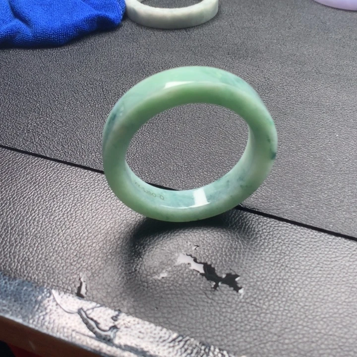 定制翡翠未镶嵌镯子