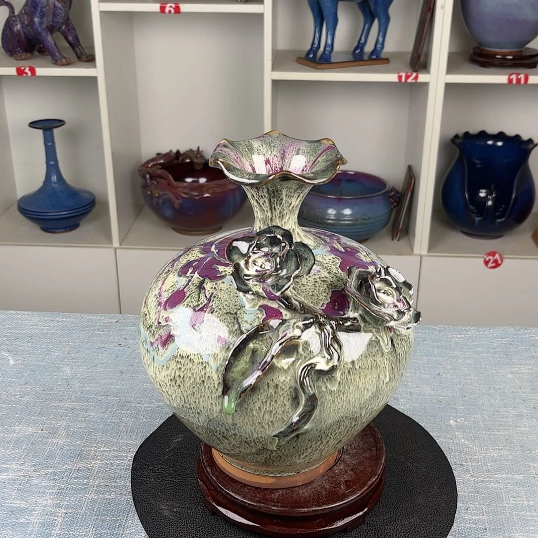 瓷片牡丹瓶手工浮雕工艺
