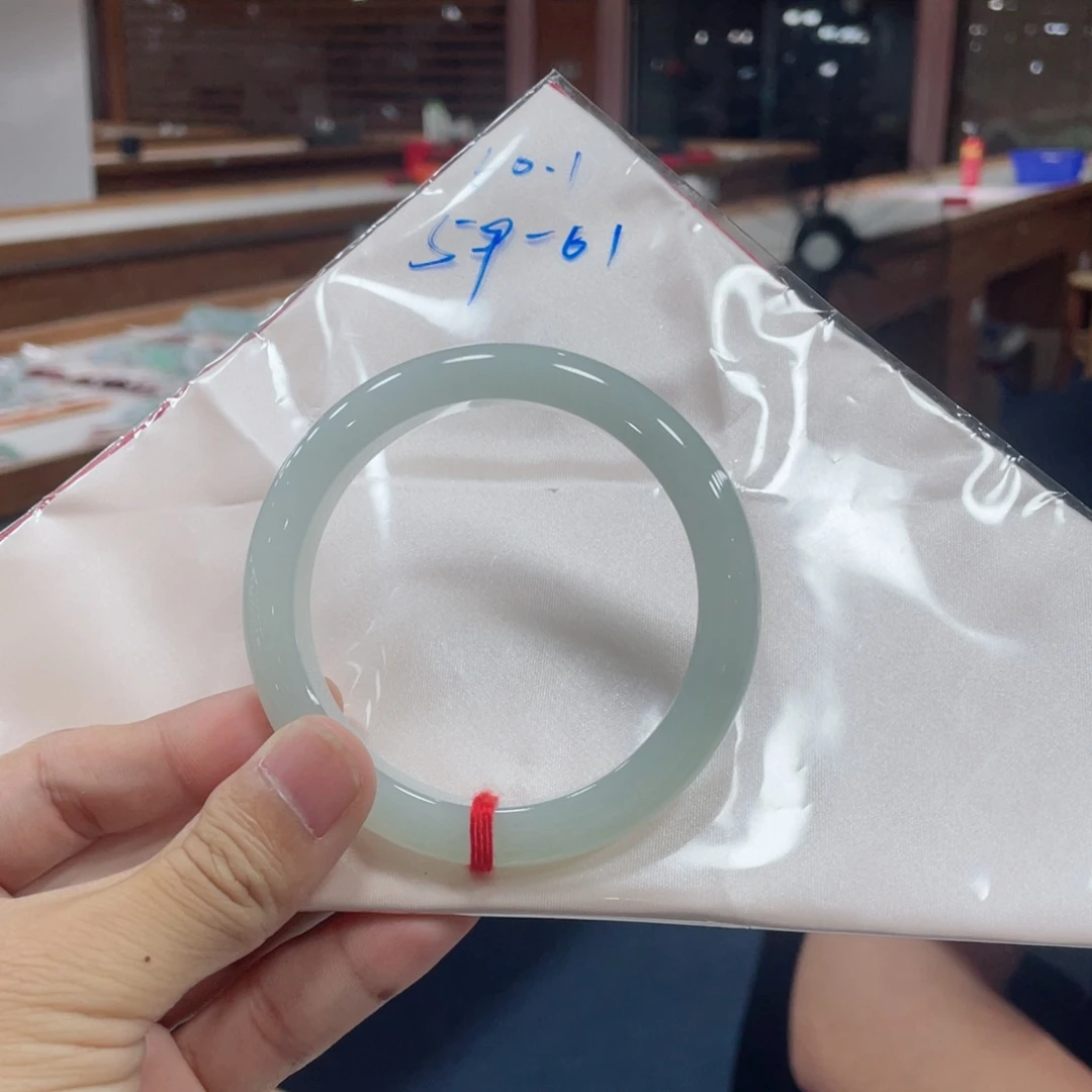 翡翠手镯未镶嵌有包容