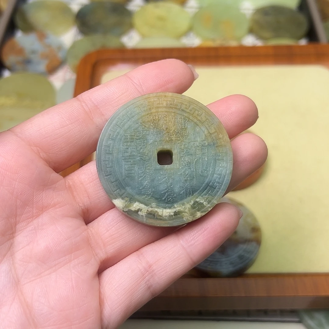 馋****蛇纹石玉未镶嵌颈饰