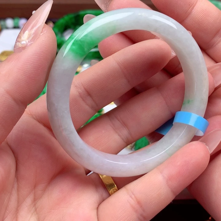 翡翠手镯未镶嵌翡翠手镯