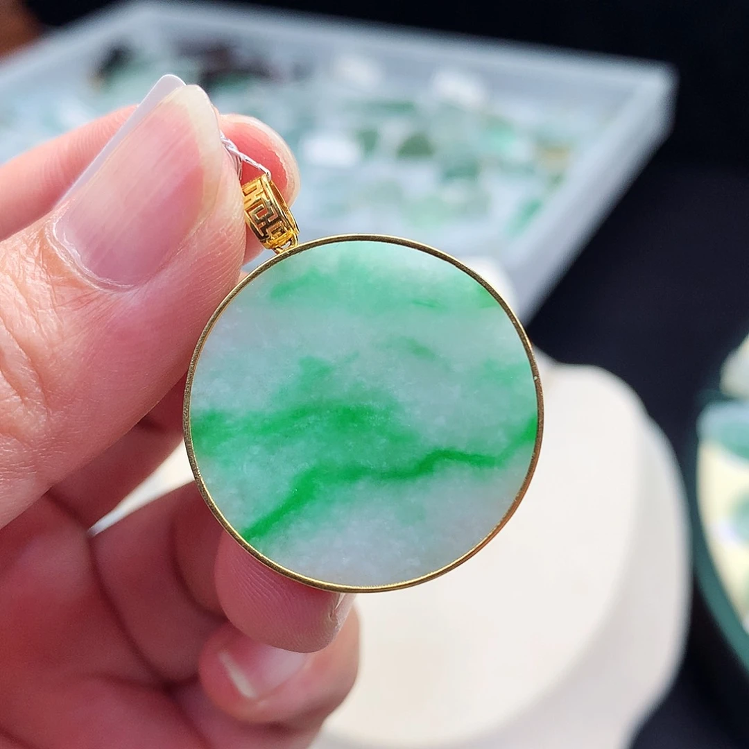 翡翠18K金镶嵌颈饰无事牌