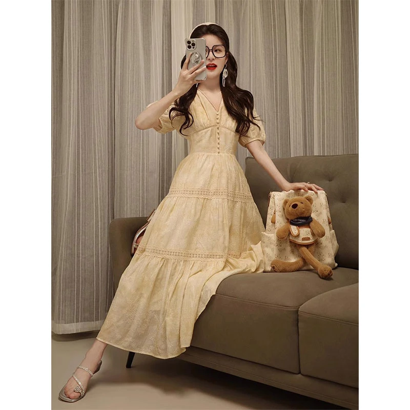 夏日多巴胺穿搭轻奢高级感上流社会减龄超火法式度假风黄色连衣裙