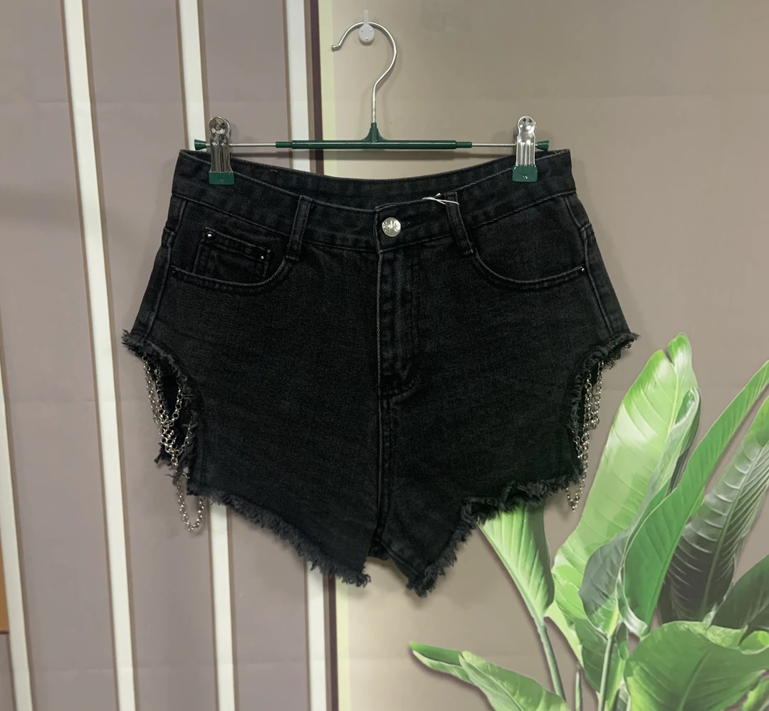 随机牛仔裤。牛仔裙一条。