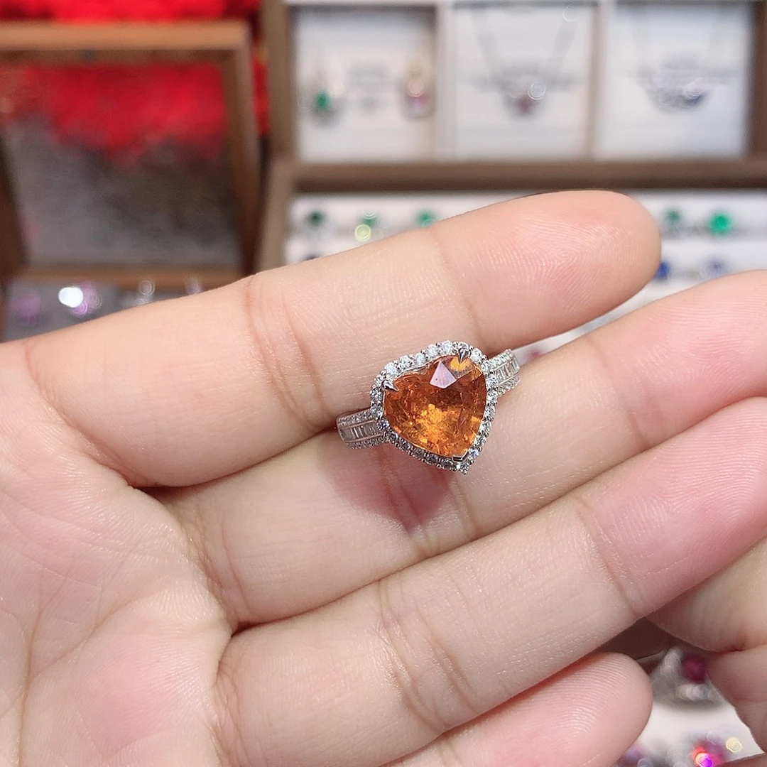 戒指石榴石（芬达石）18K金镶嵌3.93ct/七天无理由