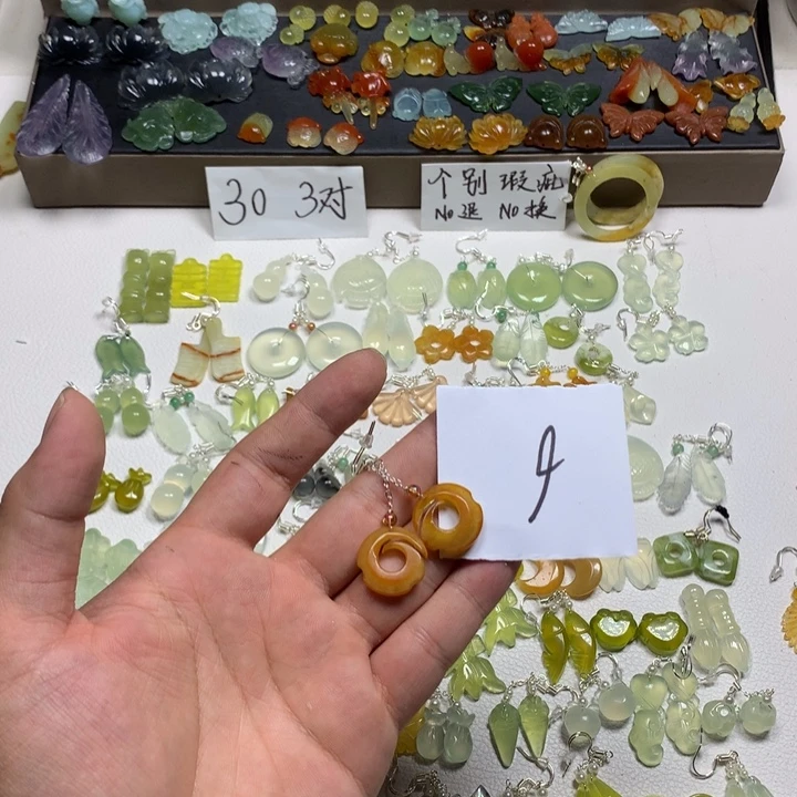栗***宝合金蛇纹石玉耳钉