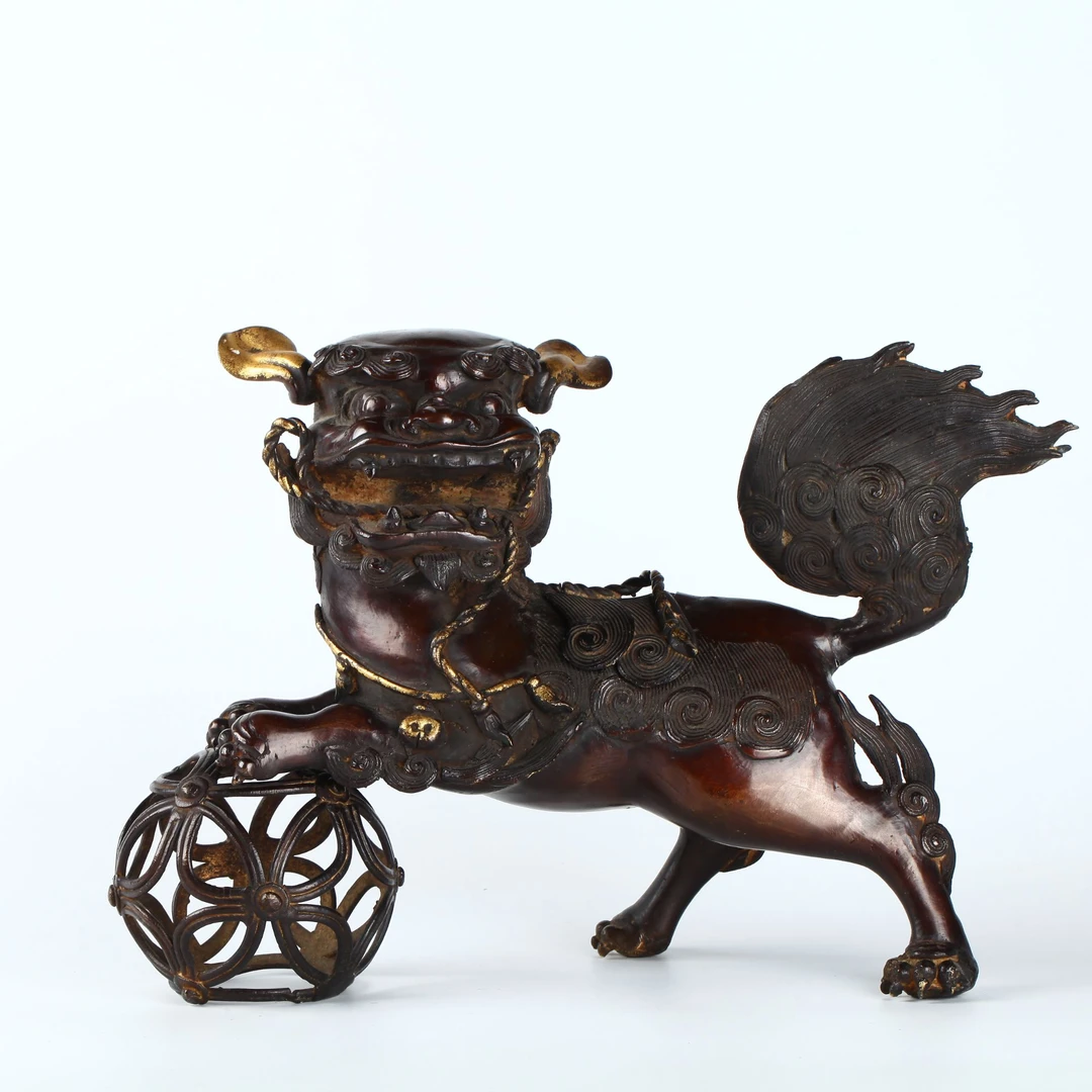 lot 9 清中期 铜局部鎏金狮子戏球形香薰 铜器