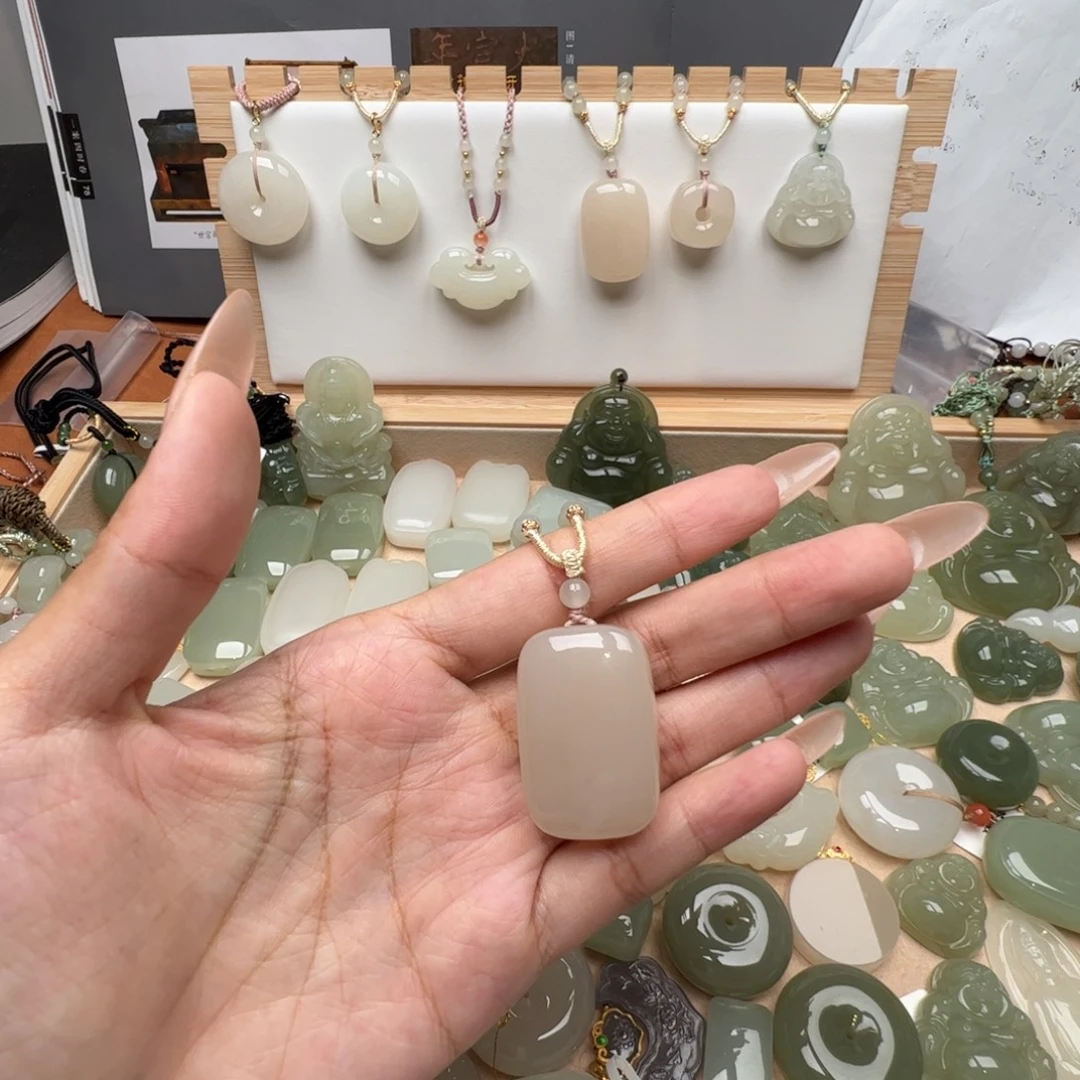 松***店和田玉未镶嵌颈饰