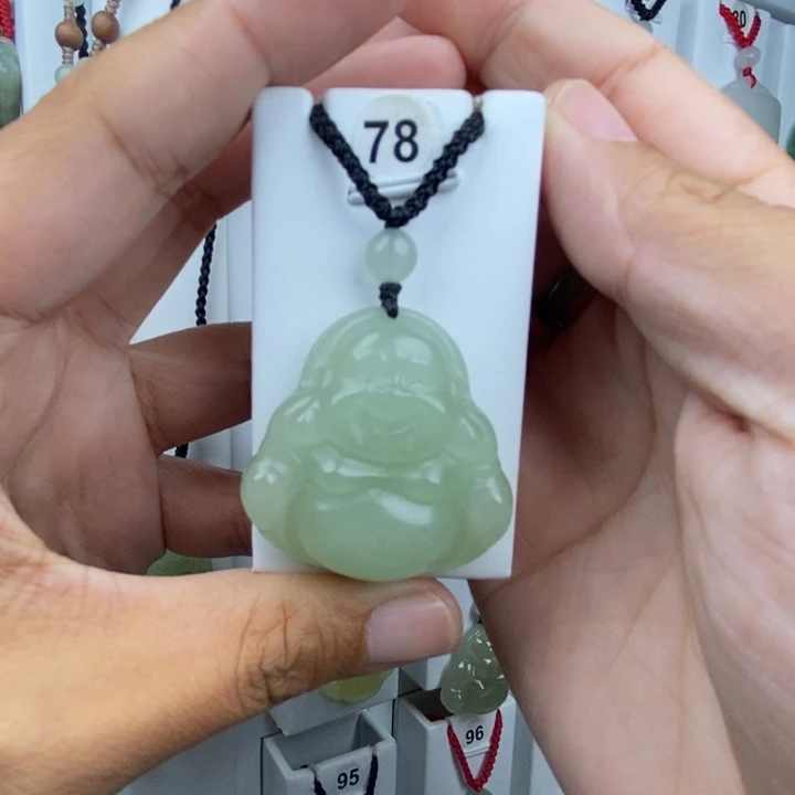 ****石英质玉未镶嵌颈饰