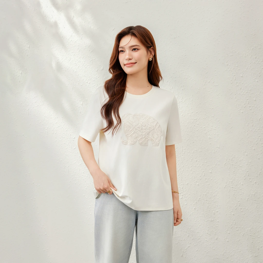 【时尚贴布绣休闲减龄圆领T恤】纤莉秀E大码女装胖mm2025夏QK1554