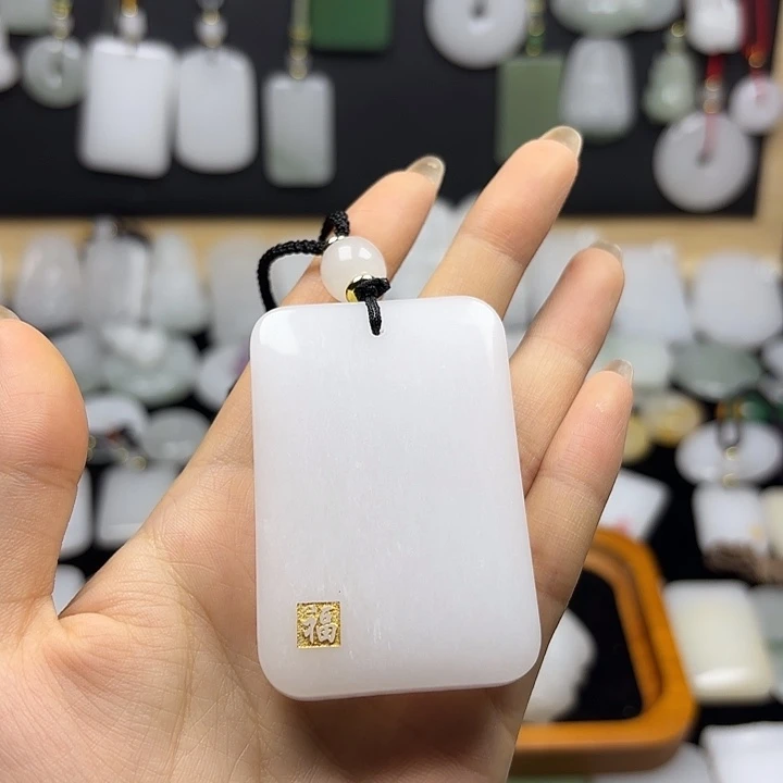 石英质玉未镶嵌颈饰一**砂