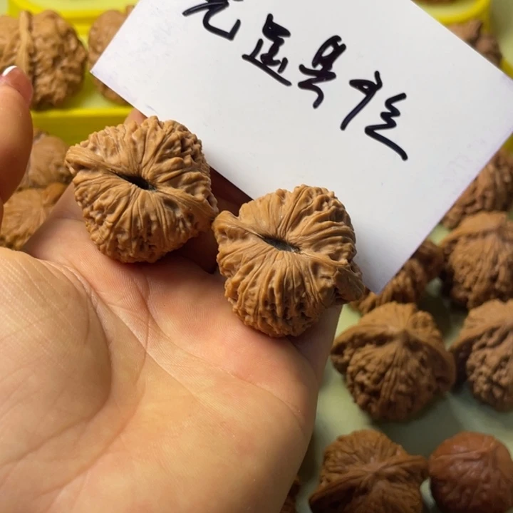 梦***境手把件雕刻核桃绣球