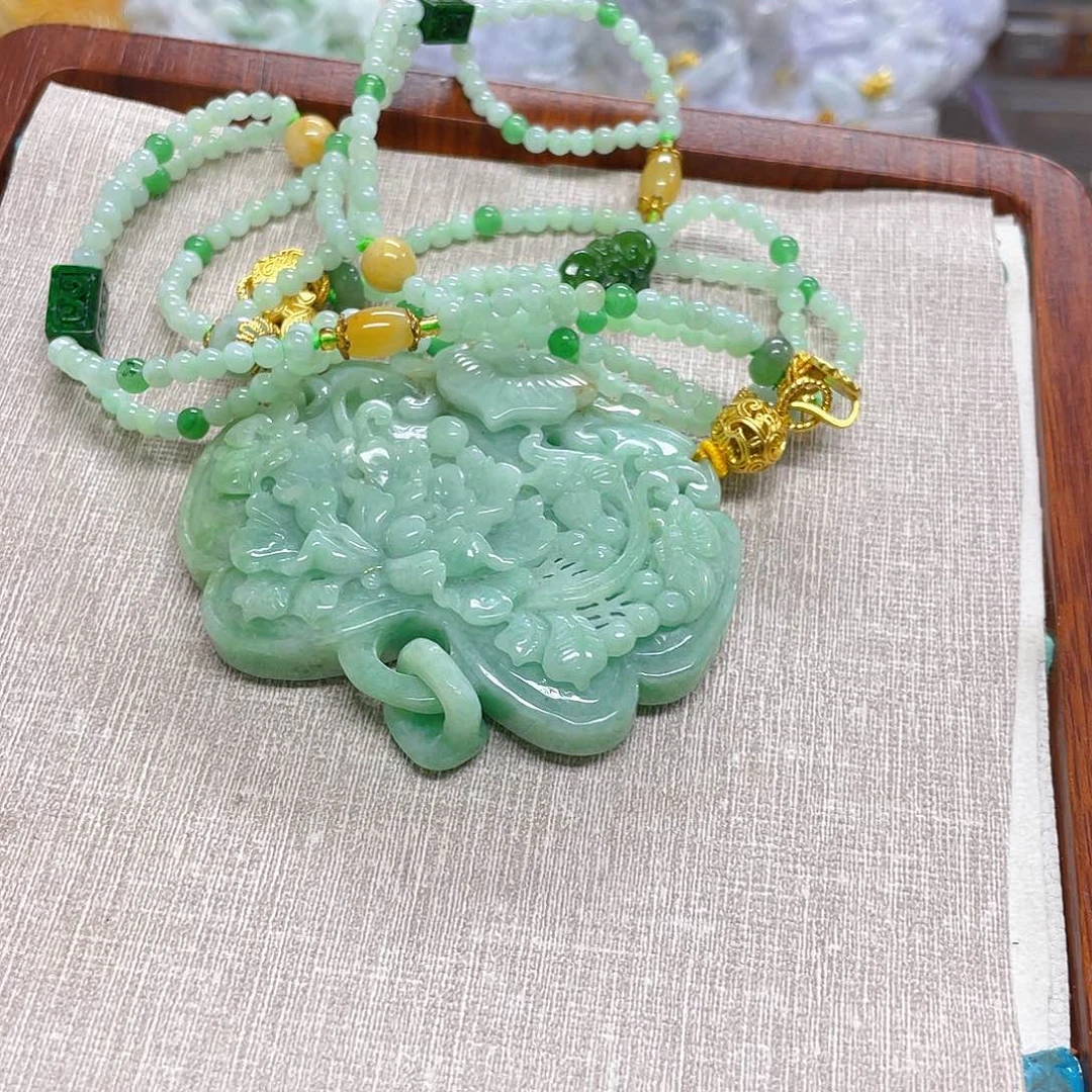 彩***姐翡翠未镶嵌颈饰绿锁