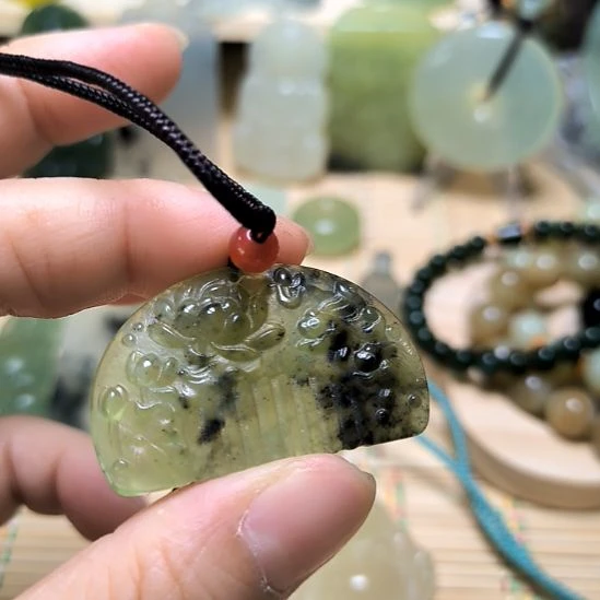 蛇纹石玉未镶嵌颈饰