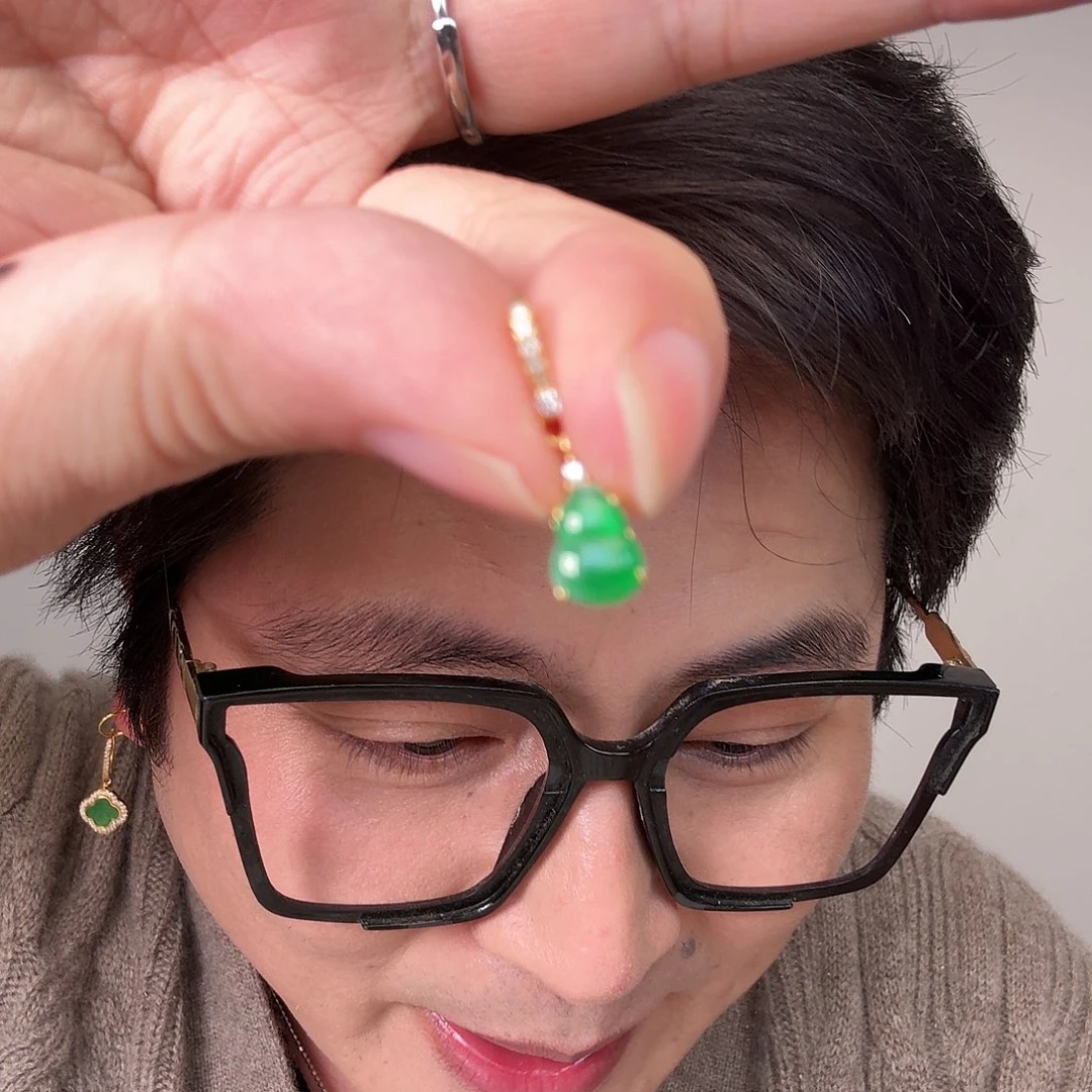 翡翠未镶嵌颈饰一件