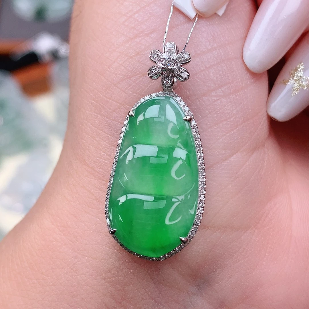 颈饰18K金镶嵌翡翠豆子