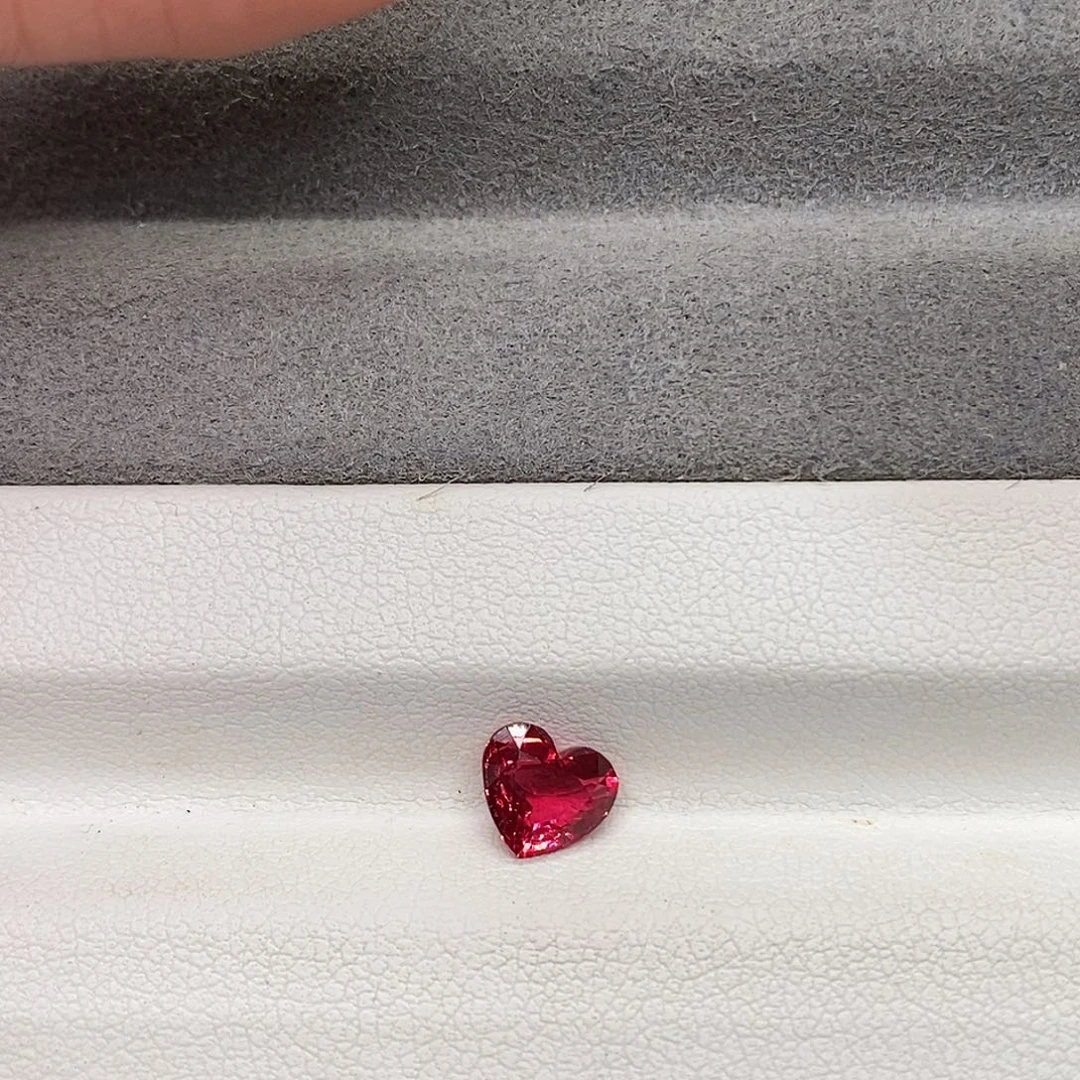 尖晶石裸石1.01克拉天然绝地武士