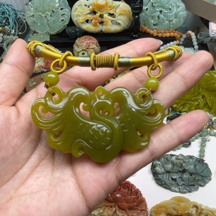 蛇纹石玉未镶嵌颈饰