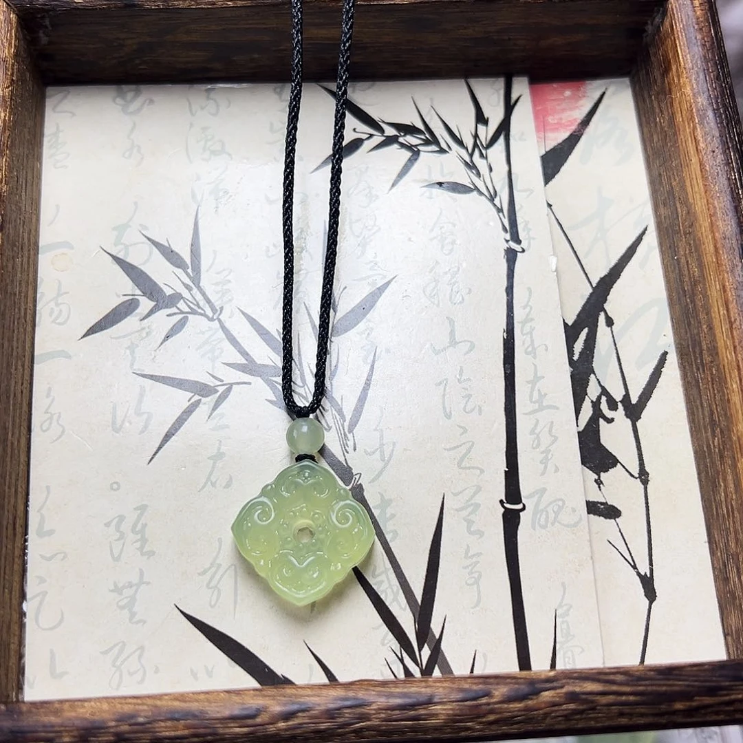 蛇纹石玉颈饰合金星*玥